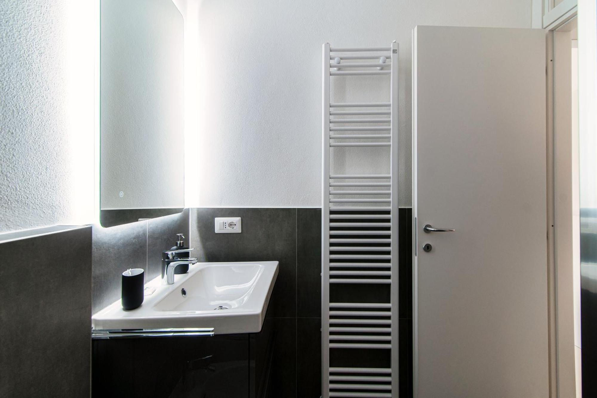 Giuliny Lovely Flat - The House Of Travelers Como Buitenkant foto